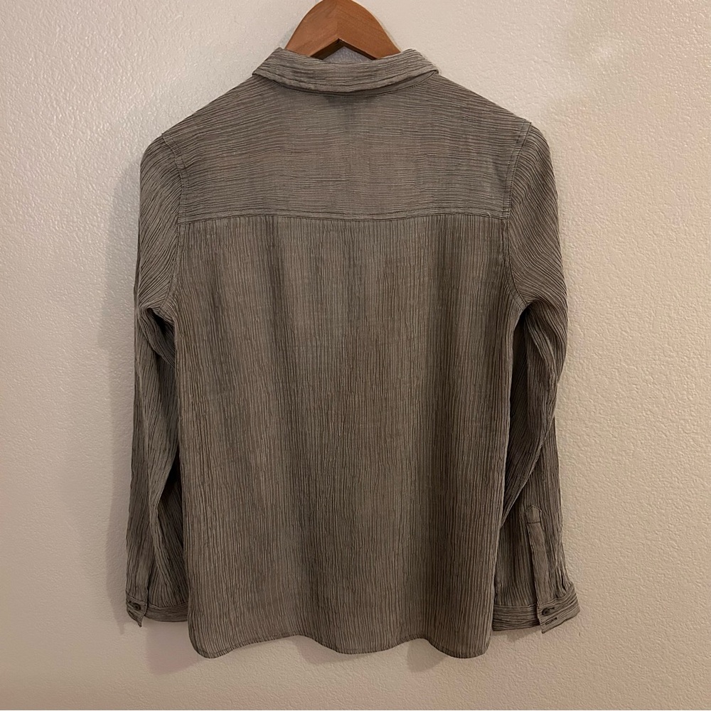 Express Gray + White Crinkle Texture Button-Up Bl… - image 3